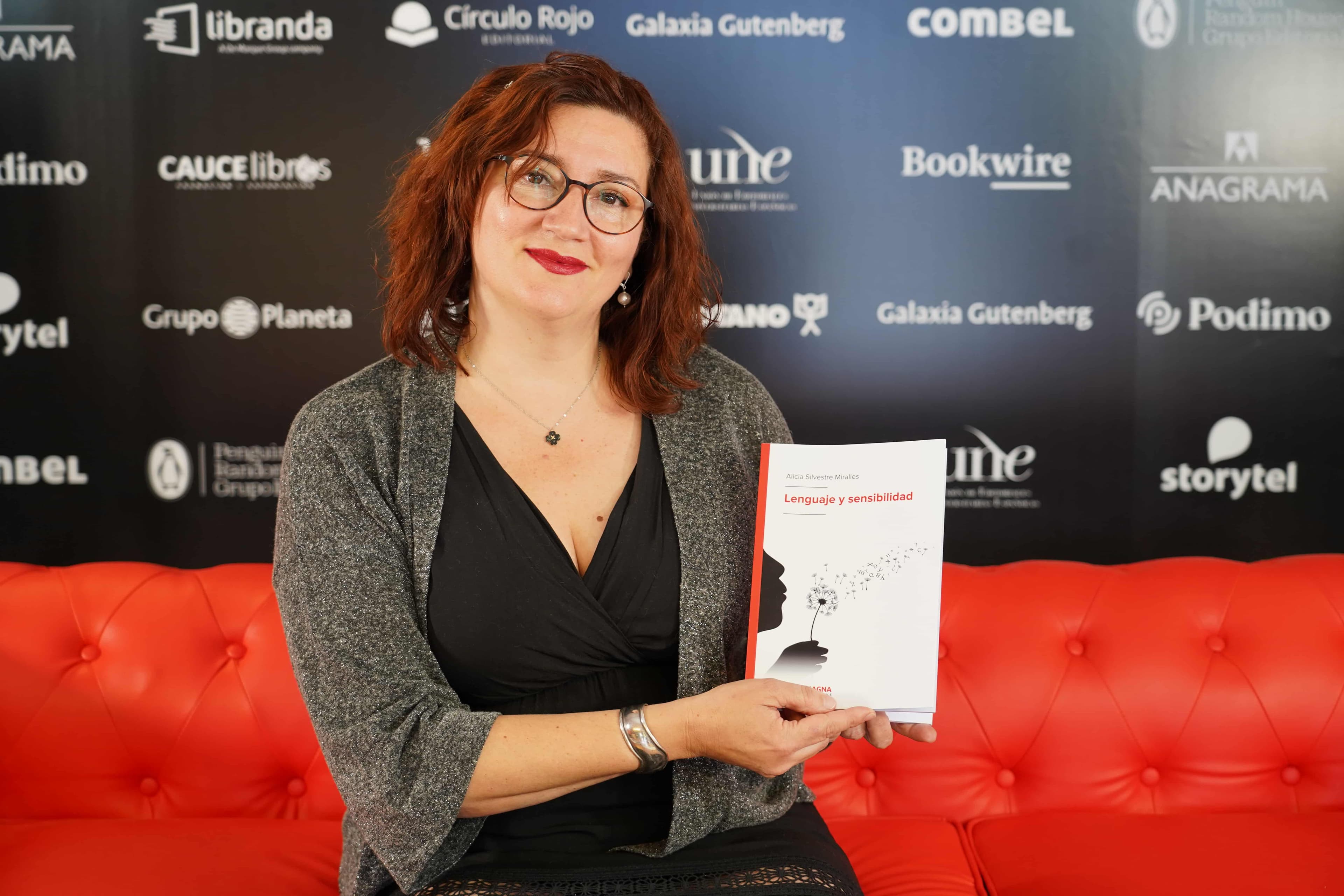Autora de Aula Magna presentando su libro