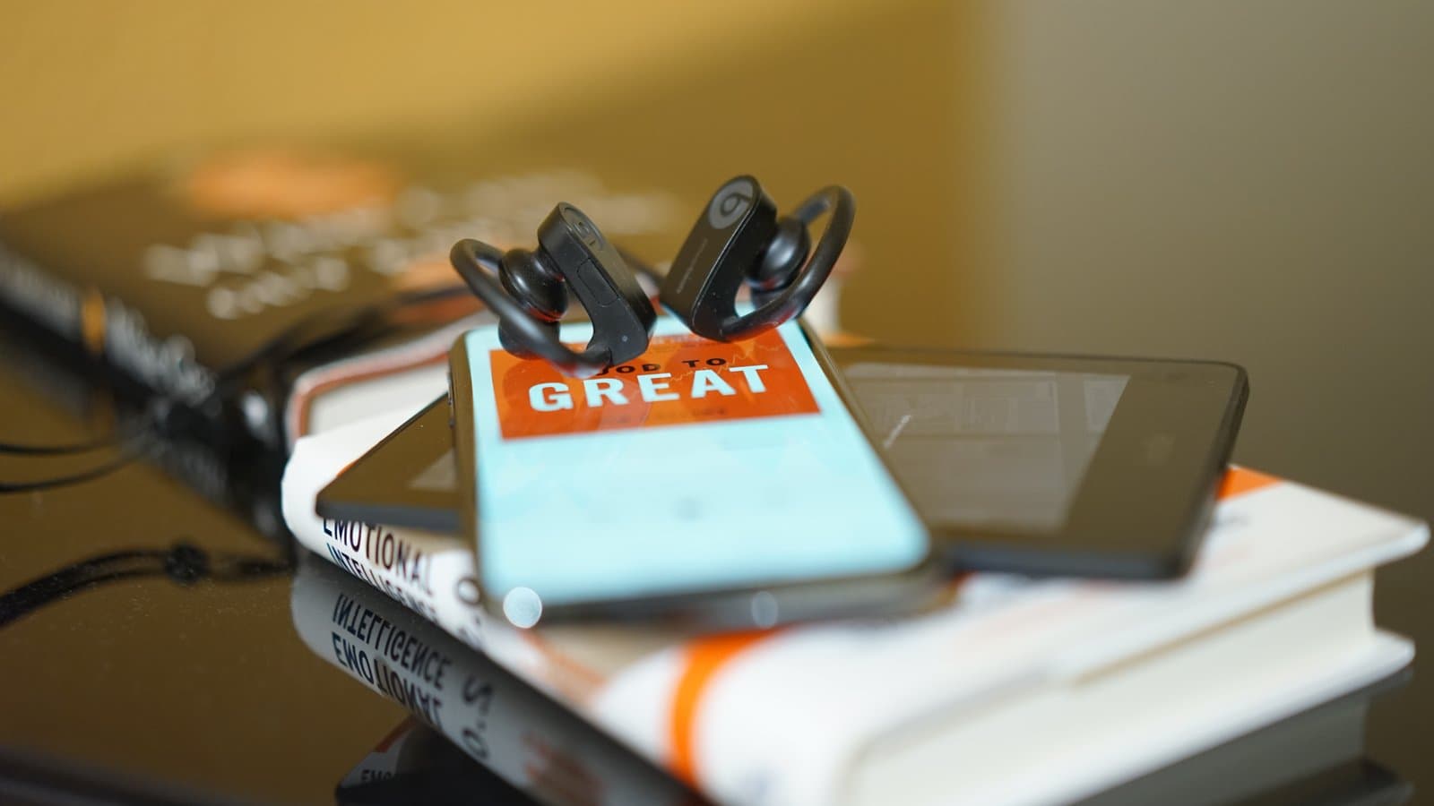 Auriculares sobre una pila de libros