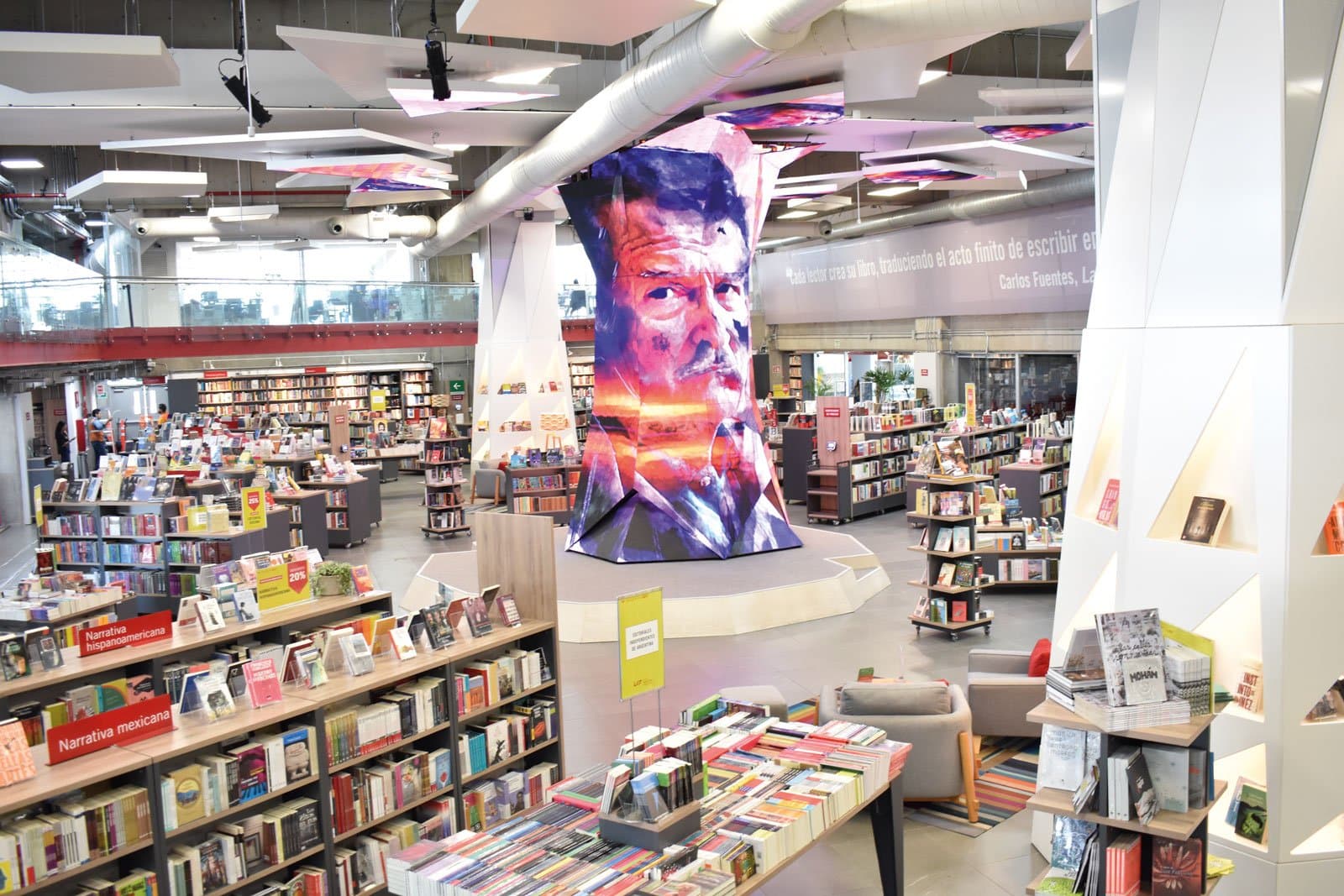 Interior de una librería con las obras de Aula Magna en sus estanterías